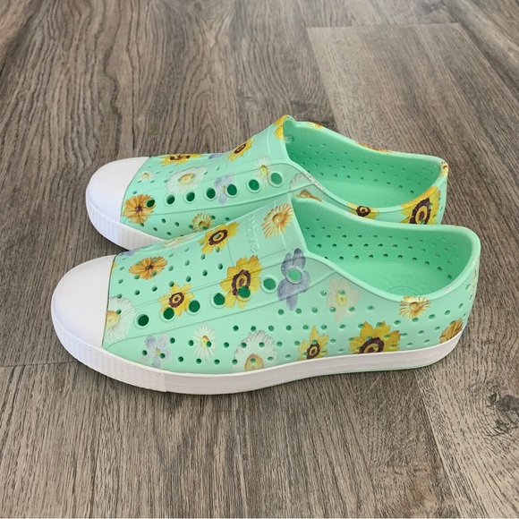 Native Jefferson Memento Floral Green Shoes Women’s 7 Mens 5 Slip On Beach - Picture 3 of 11